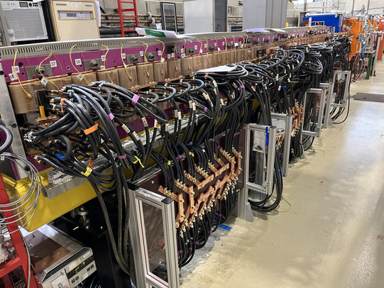 Undulator U250, bestehend aus zahlreichen Elektromagneten im Kupferspulen und schwarzen Anschlüssen für Kühlwasser.