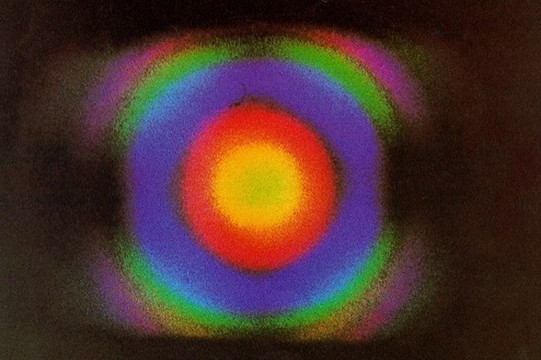 Abbild der Undulatorstrahlung mit bunten konzentrischen Ringen