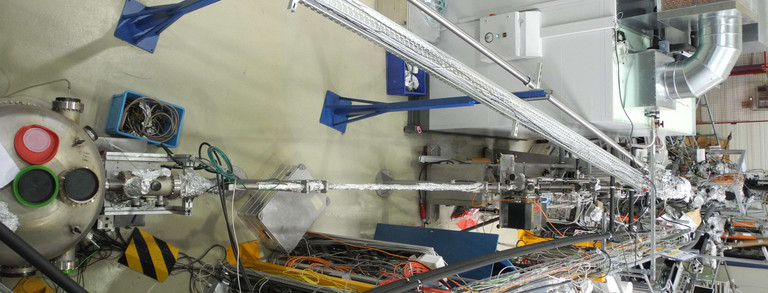 Synchrotronstrahllinie BL 5, links Vakuumtank mit einem Monochromator, rechts der Experimentierplatz