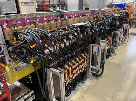 Undulator U250 mit Elektromagneten und Anschüssen für Strom und Kühlwasser