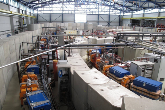 Elektronenspeicherring DELTA in der Beschleunigerhalle mit Magneten und Teilen der 1 Meter dicken Strahlenschutzmauer