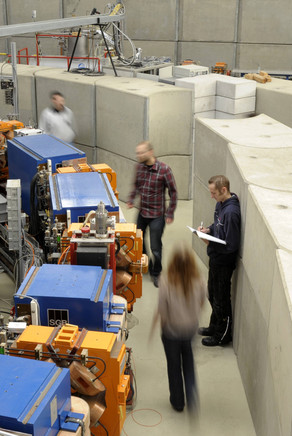 Synchrotron BoDo mit mehreren Personen, zum Teil unscharf