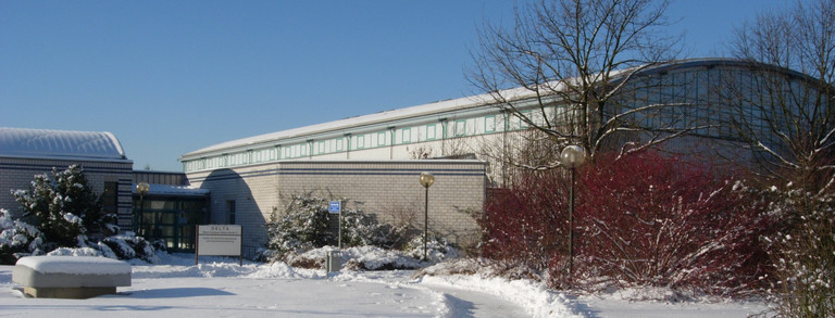 DELTA-Gebäude im Winter mit viel Schnee